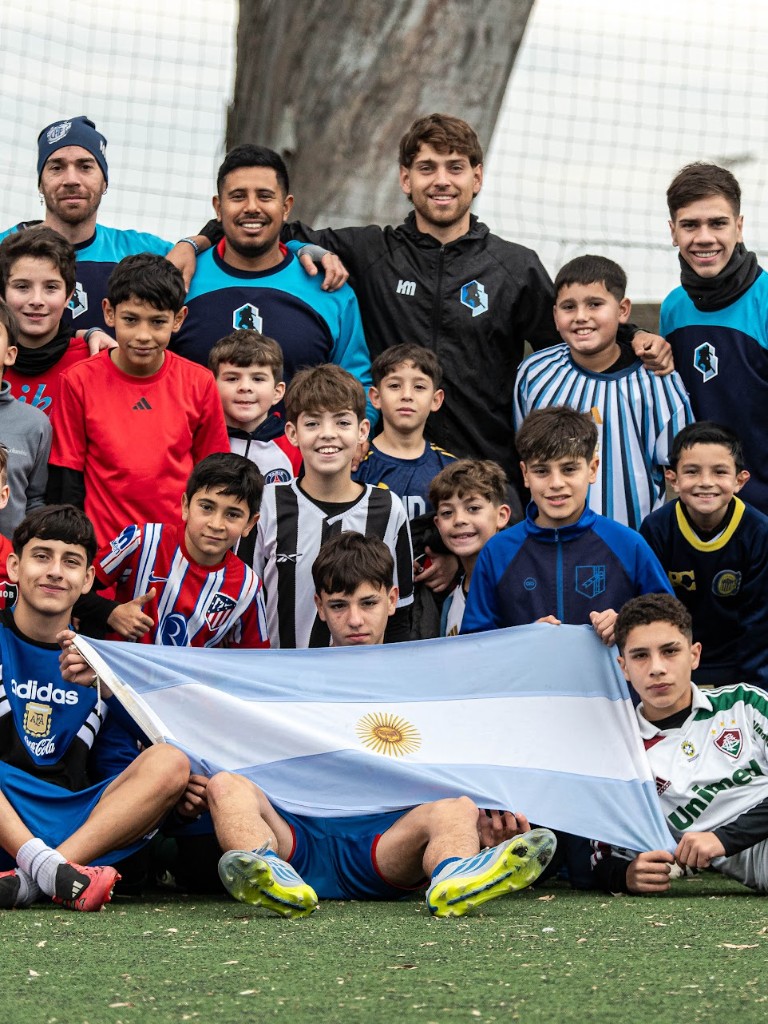Grupo de jugadores en clínica de verano
