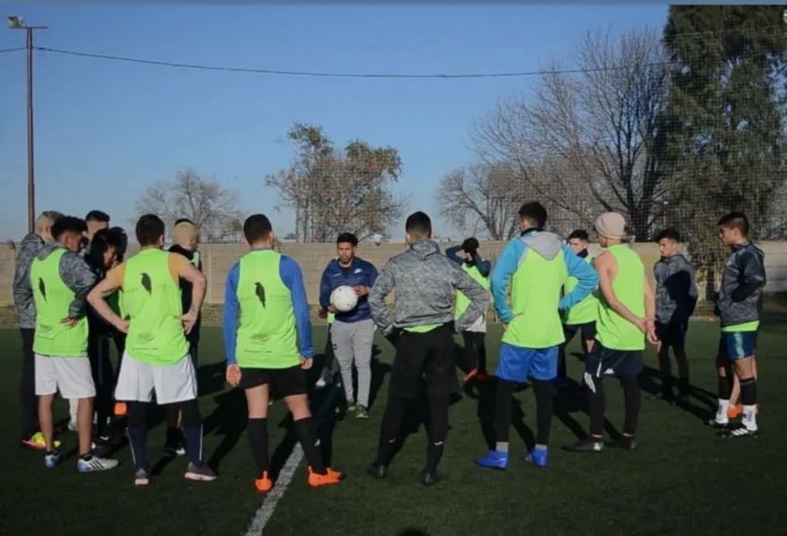 Clínica internacional con jugadores en círculo