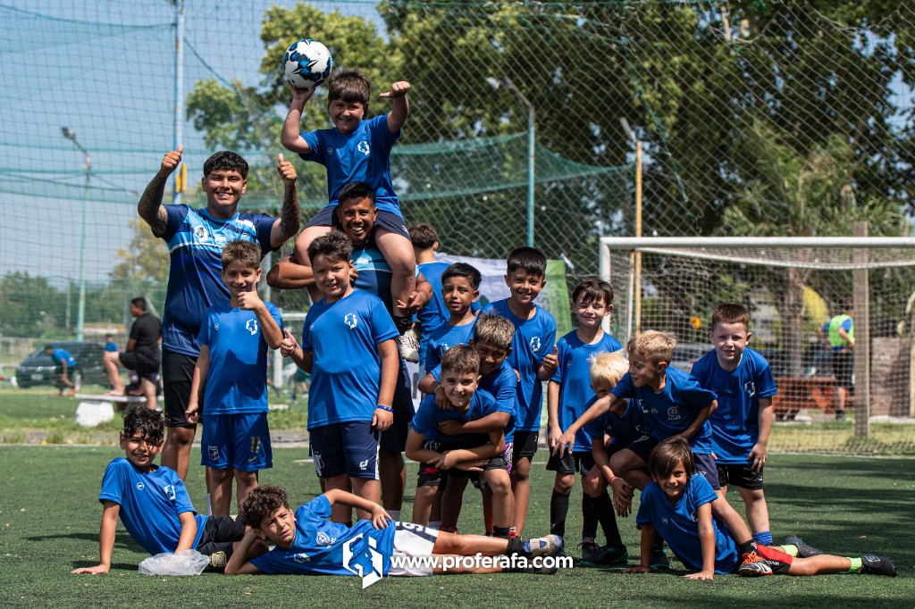 Grupo de chicos en formación con entrenadores