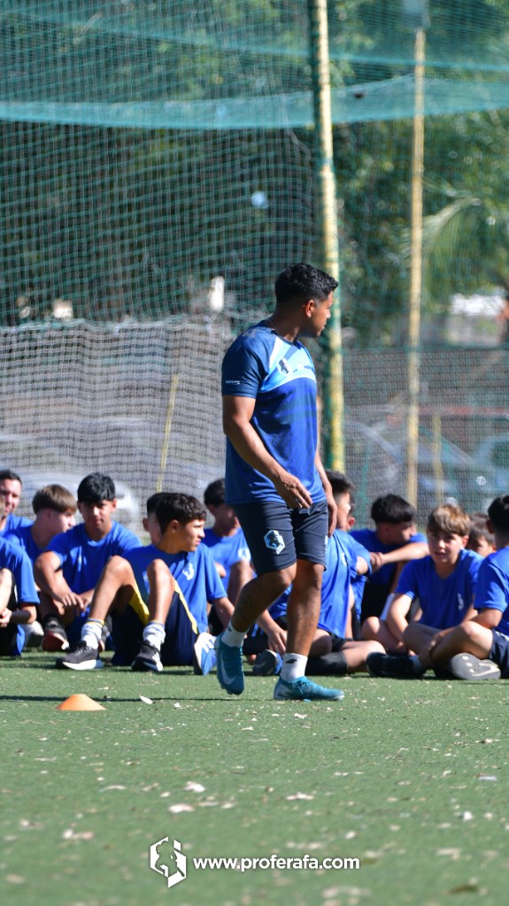 Profe Rafa enseñando metodología en cancha