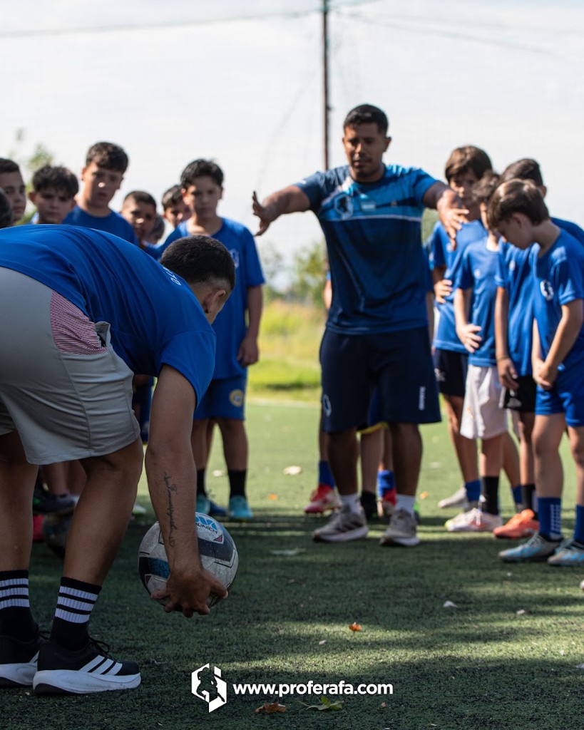 Clínica de fútbol al aire libre con Profe Rafa