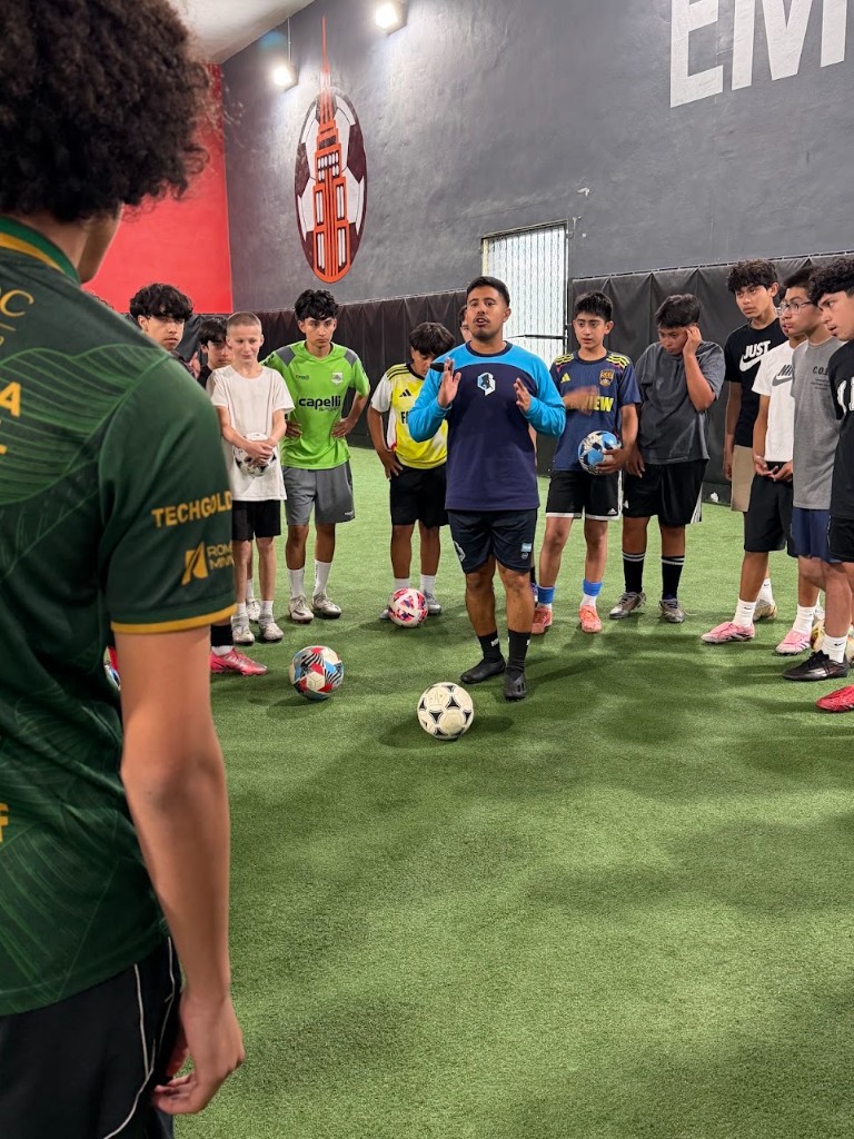 Clínica indoor con equipo de jugadores